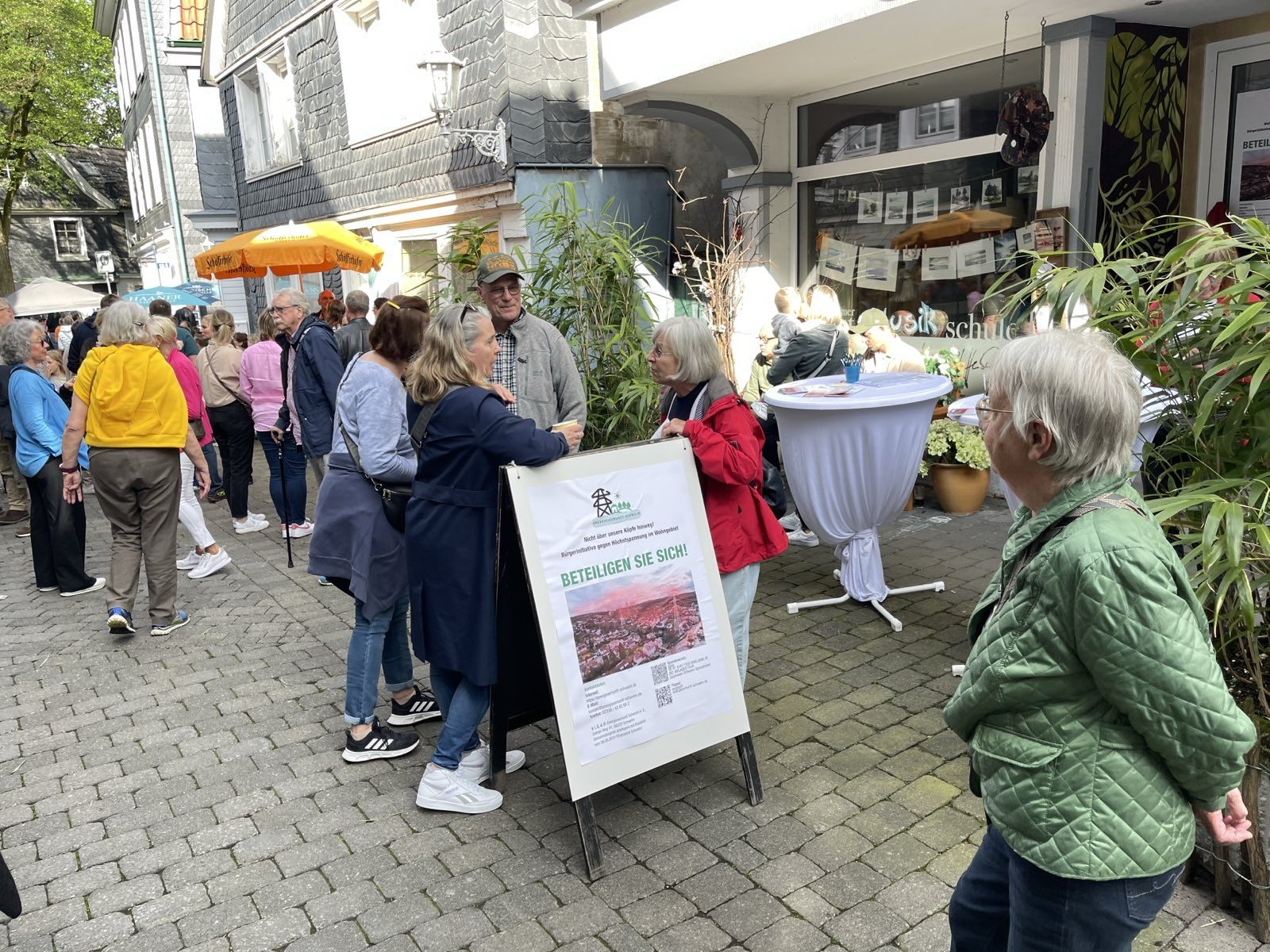 Infostand des Vereins beim Kirchstraßenfest, Passanten im Gespräch