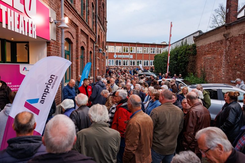 Besucherinnen und Besucher tragen sich in Unterschriftenlisten ein