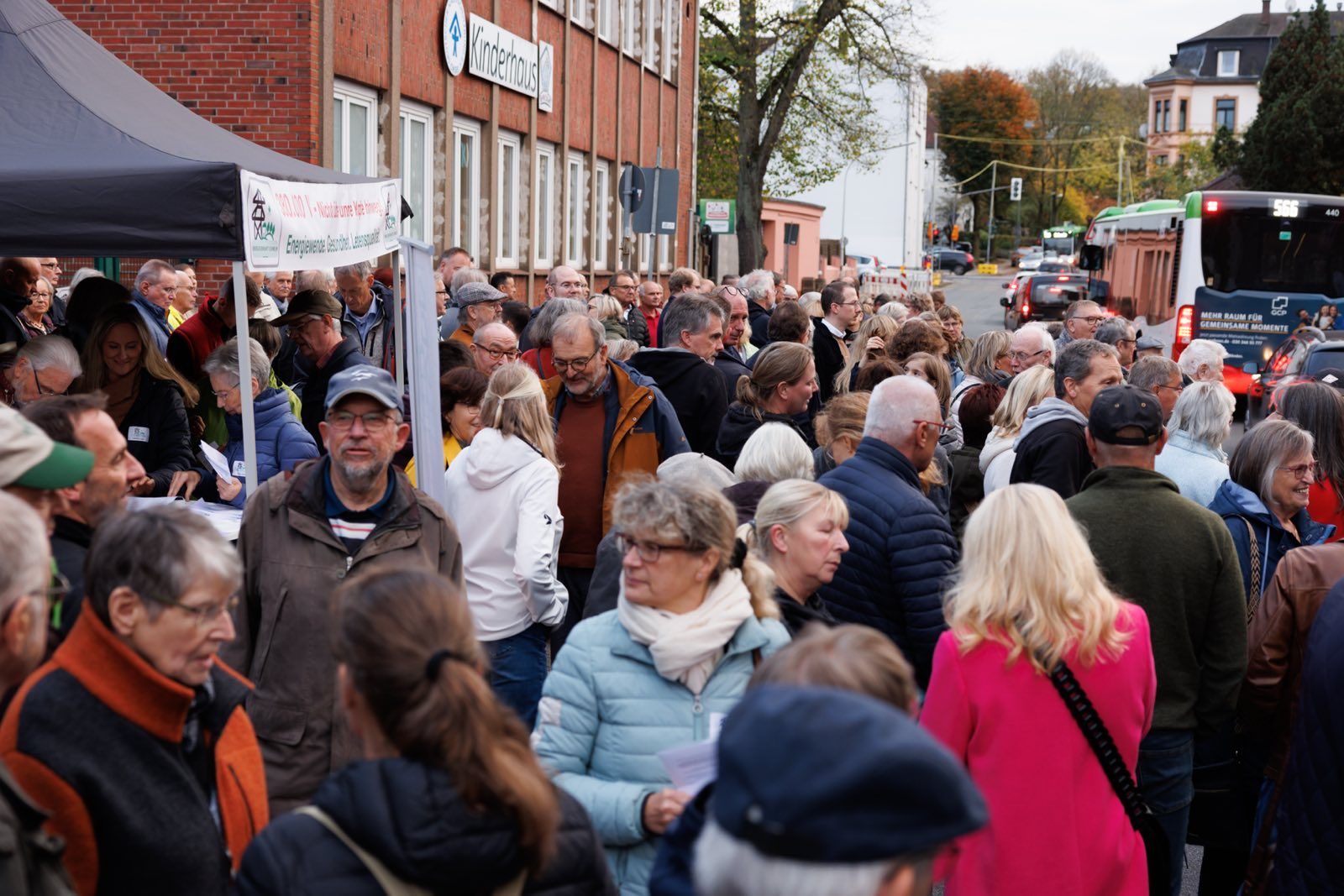 Dichte Menschenmenge vor dem Leo-Theater in Schwelm, vorne links der Stand des Vereins