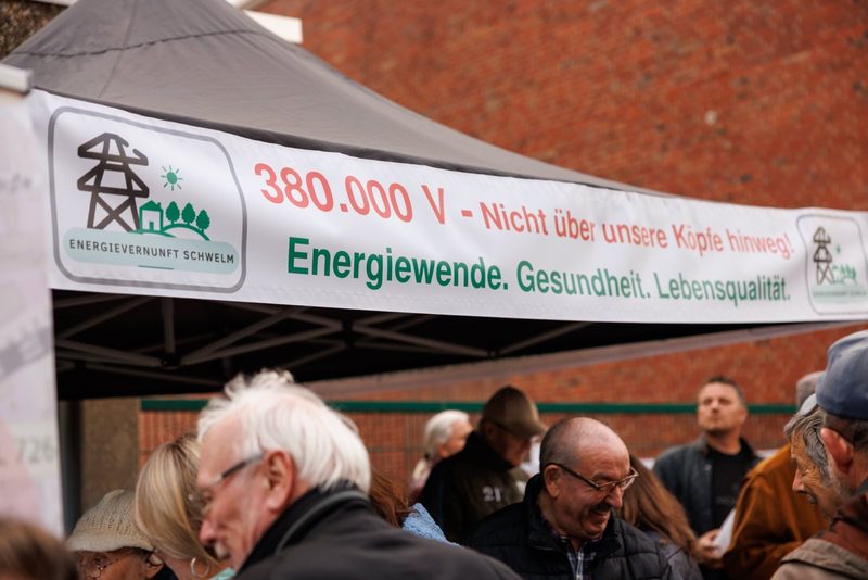 Menschenmenge vor dem Leo-Theater, im Vordergrund ein Amprion-Banner