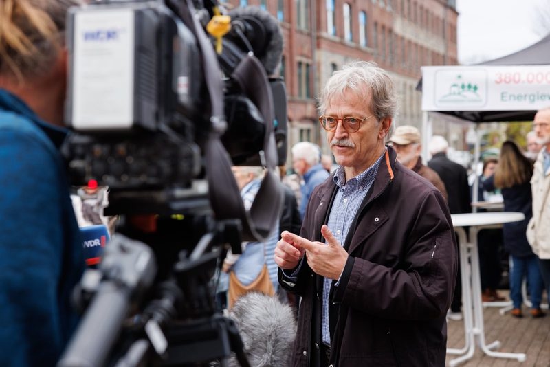 Interview mit einem Fernsehteam vor dem Leo-Theater