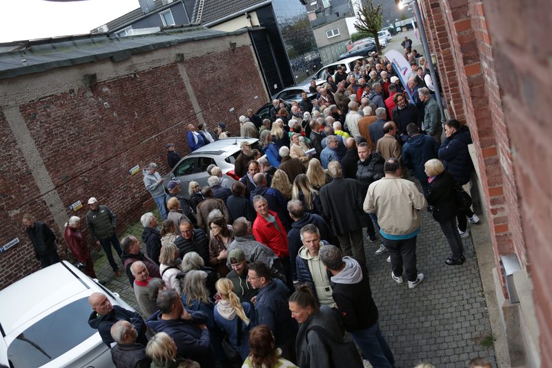 Blick über die wartende Menge in der Straße vor dem Theater